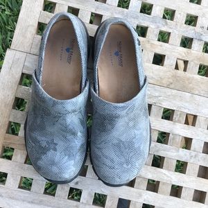 Womens Nurse Mates grey work shoes